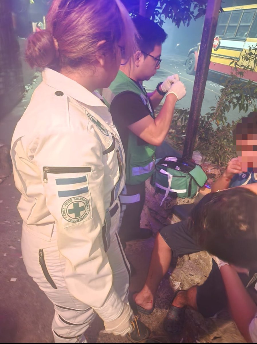 SoyapangoVerde's tweet photo. 📍Col. Santa Eduviges calle principal.

✅ Px masculino de 20 años sufre una herida avulsiva en la palma de la mano izquierda + escoraciones en ante brazo derecho y mecho causada por una palometa.

✅ es atendido y trasladado a un centro asistencial. https://t.co/6z3wTVEx4h