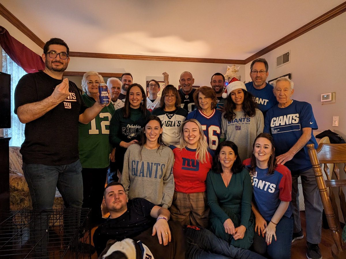 bae_louny's tweet photo. a house divided @NFLonFOX @Giants 
#tommycutlets #gobigblue https://t.co/yl5KckMRHc