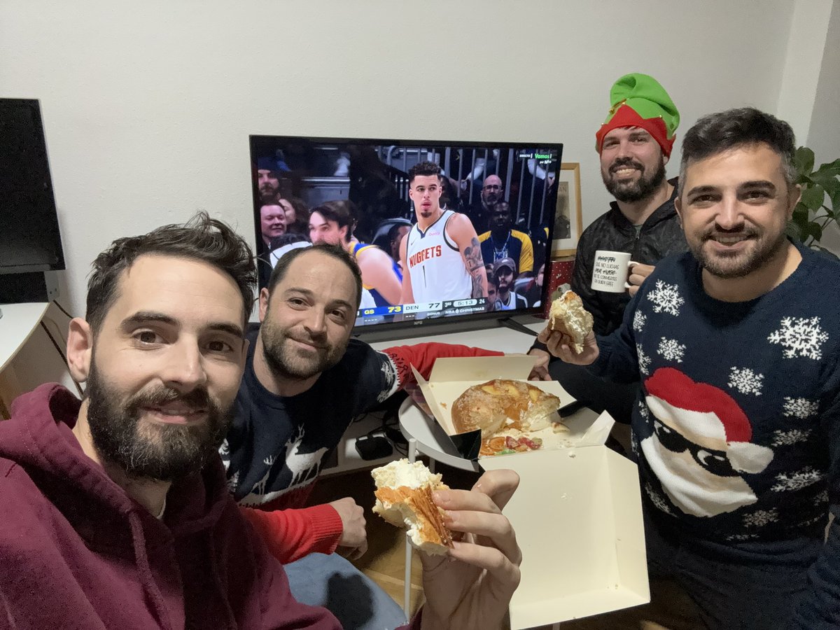 pjcriado's tweet photo. El roscón siempre sin fruta escarchada @guillegimenez_ @ADaimiel @MovistarNBA  #SantaNBA https://t.co/aQ82MTpjhf