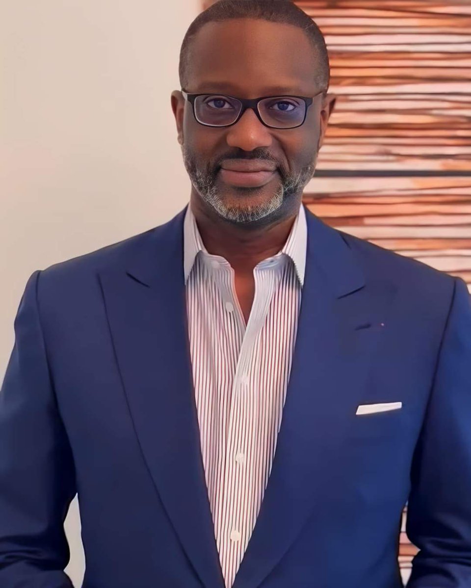 MelEssisKouadio's tweet photo. HANN🇨🇮

TIDJANE THIAM, PRÉSIDENT DU PDCI-RDA DEPUIS L'INTÉRIEUR DU PAYS:

« Parfois dans la VIE, il y’a des périodes où on oublie un peu d’où on vient et franchement c’est arrivé un peu à notre pays .
Et donc si j’ai une MISSION avec mes AÎNÉS, mes jeunes frères c’est de ramener la CÔTE D'IVOIRE dans le droit chemin. 

Abidjan aujourd’hui je ne peux même pas aller dans la rue .
J’étais chez mon frère il y’a de cela quelques jours, j’ai accompagné un visiteur je suis tombé dans l’embouteillage.

Certains s’arrêtaient pour me SALUER . Mais il faut savoir que ce n’est pas ma personne que ces gens saluent , ce sont les VALEURS que je défends qui sont les valeurs du président HOUPHOUËT BOIGNY sans lesquelles la vie en société n’est pas possible. 

Notre PAYS est passé à travers des épreuves qui lui ont appris malheureusement cette leçon . C’est quelque chose que le Président HOUPHOUËT BOIGNY nous disait toujours . Le vrai BONHEUR ne s’apprécie que lorsqu’on l’a perdu .

Quand je vois la jeunesse aujourd’hui, je suis OPTIMISTE je pense que la leçon a été apprise et qu’on ne va plus retomber dans ces errements. 

Je le répète la PEUR n’est pas un outil de gouvernance, on ne doit pas avoir PEUR .
Notre rôle et notre ambition, c’est de faire que chaque IVOIRIEN quelque soit ses convictions, se sentent en sécurité.»

#CIV225