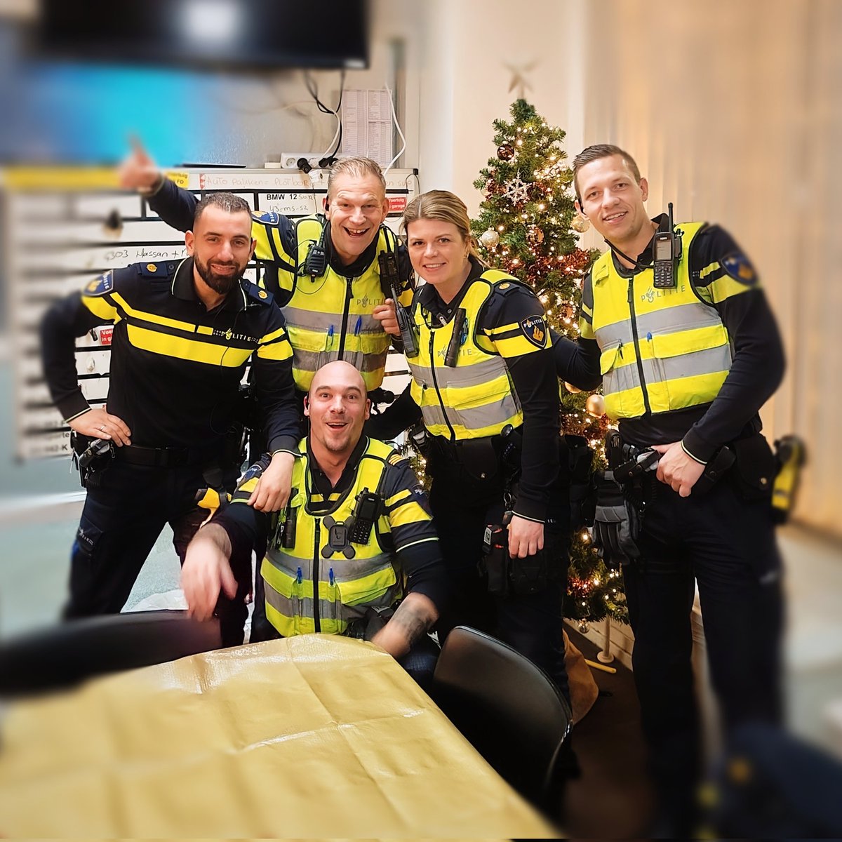 Pol_SMR_MNL's tweet photo. Lieve volgers, namens de nachtdienst van #utrechtcentrum wens ik jullie allemaal een hele fijne kerst! Wij gaan ons vannacht wel redden met onze #blauwefamilie! https://t.co/YAhecvhjR1