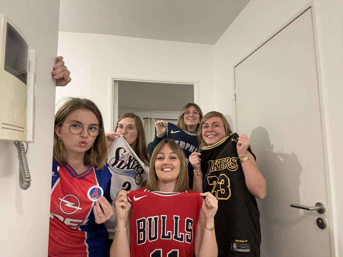 Toutes devant le #NbaChristmasDay en espérant un gros match du King ⛹️👑