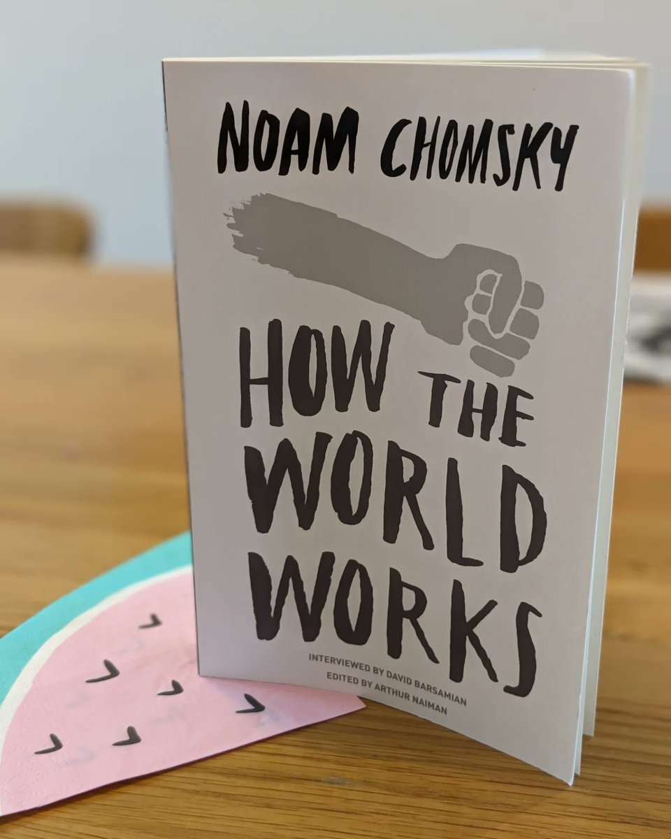 こんな時だからこそ、#noamchomsky #ノームチョムスキー の
#howtheworldworks　。哲学者、言語学者、認知科学者、論理学者、ジューイッシュのチョムスキー。世界がどう回っているかを探る、裏参考書のような本。一読の価値あり。