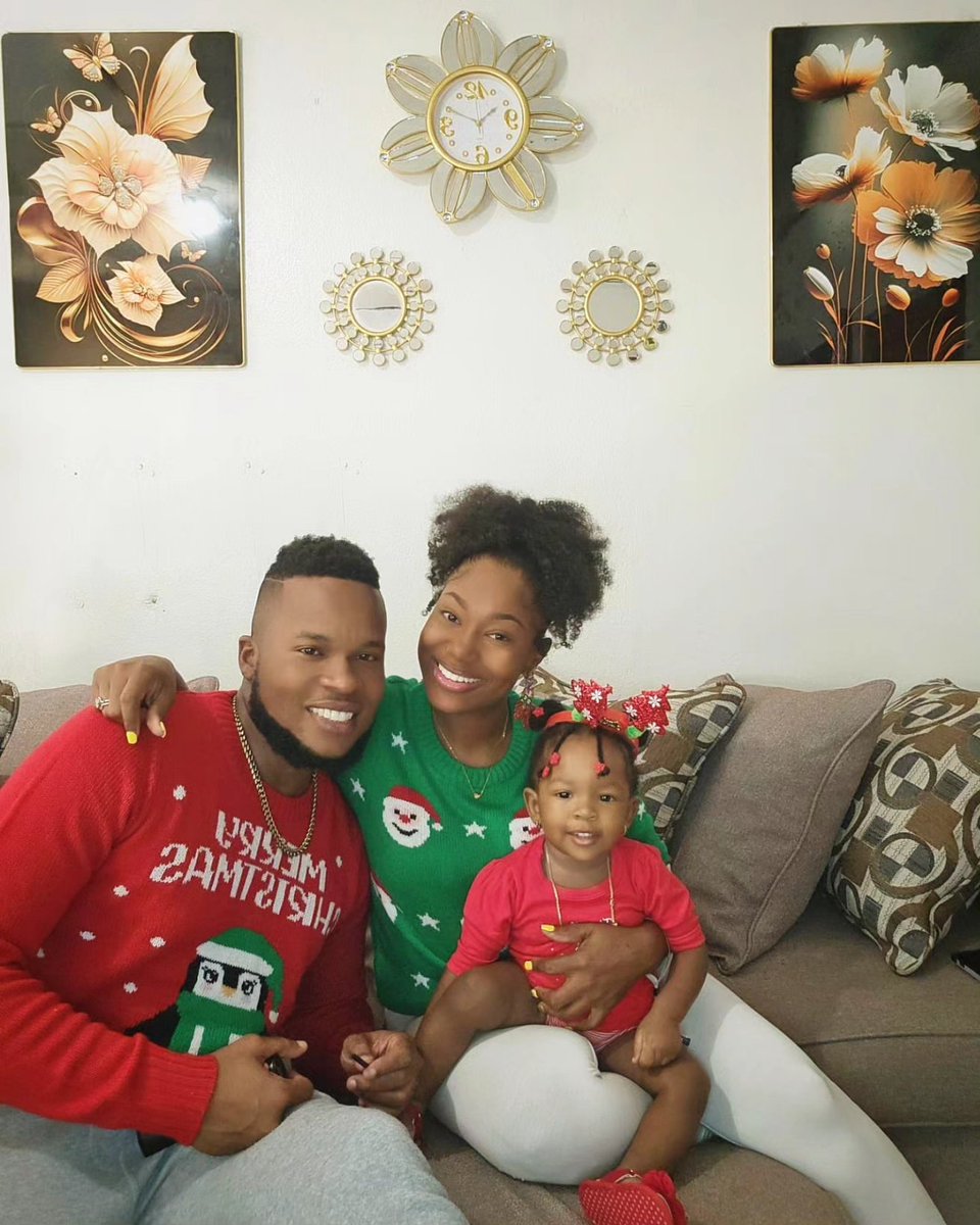 thegawjus1's tweet photo. Roses are red, violets are blue, season's greetings from the Wilsons to YOU! 🎄🎁🎊

Merry Christmas, and all the best for the holidays 🤗

Love&amp;light 🫶🏾 https://t.co/45acteXC5e