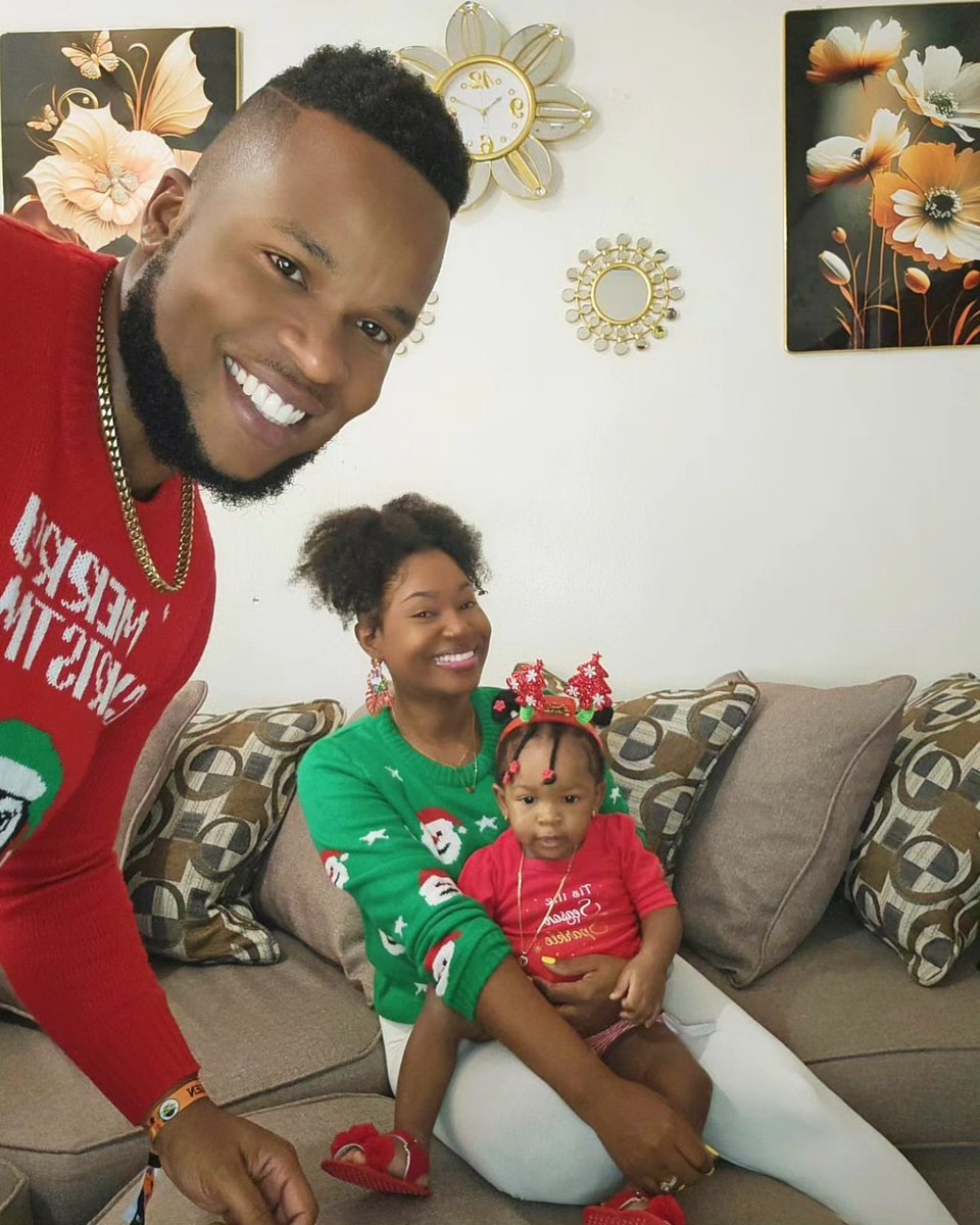 thegawjus1's tweet photo. Roses are red, violets are blue, season's greetings from the Wilsons to YOU! 🎄🎁🎊

Merry Christmas, and all the best for the holidays 🤗

Love&amp;light 🫶🏾 https://t.co/45acteXC5e