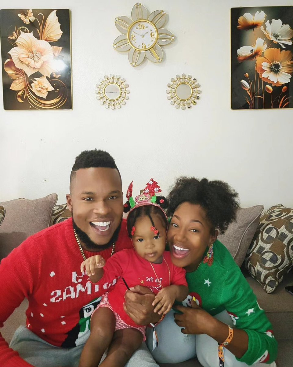 thegawjus1's tweet photo. Roses are red, violets are blue, season's greetings from the Wilsons to YOU! 🎄🎁🎊

Merry Christmas, and all the best for the holidays 🤗

Love&amp;light 🫶🏾 https://t.co/45acteXC5e