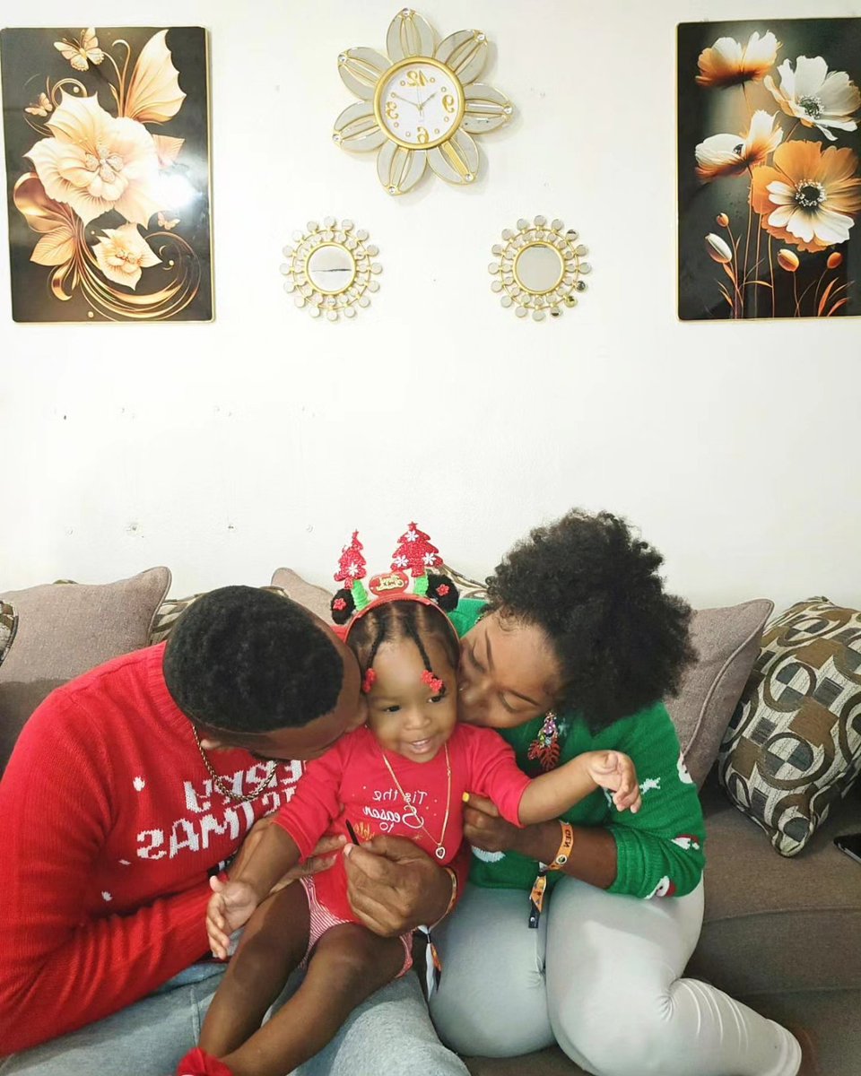 thegawjus1's tweet photo. Roses are red, violets are blue, season's greetings from the Wilsons to YOU! 🎄🎁🎊

Merry Christmas, and all the best for the holidays 🤗

Love&amp;light 🫶🏾 https://t.co/45acteXC5e