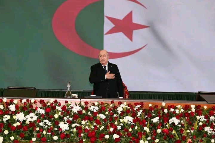 ahafsidz's tweet photo. عرض حصيلته واقفا خلال ساعة و 45 دقيقة، وظهر بخطاب قوي جدًا متحكما في كل القطاعات.. لا أعتقد أنه مرّ علينا رئيس يعرض حصيلة واقفا بهذا الشكل ولا بهذا العرض وبلا ورقة!  
#كلمة_اليوم: وين كنا أو وين رانا !
#عبد_المجيد_تبون https://t.co/3D4QqVDNZ1