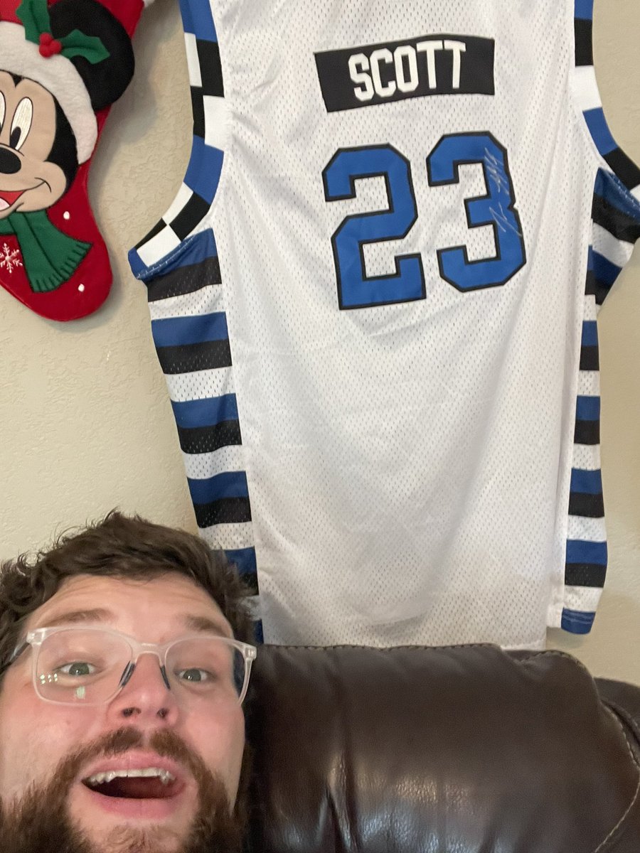 QuakerStudios's tweet photo. Best gift ever!! #OneTreeHill @JamesLafferty https://t.co/BQvplZFAML