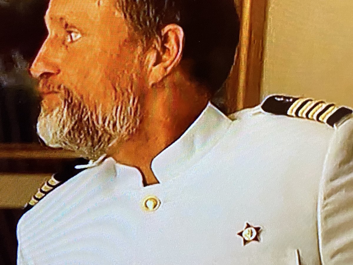 Vai filmā šim kuģa kapteinim pie krūts ir oktobrēna nozīmīte?😆