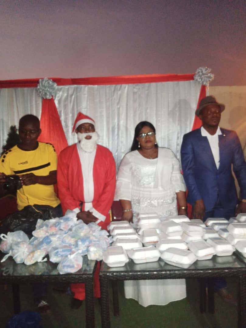 AtiotaTouni's tweet image. Nous avons fêté #Noël avec les enfants à l'hôtel #Defalé. Ils sont une #centaine à bénéficier d'un repas chaud et d'autres #kits festifs pour les donner du sourire. Nous remercions les parents, amis et toutes bonnes volontés qui se sont mobilisés pour cette noble cause. @fct228