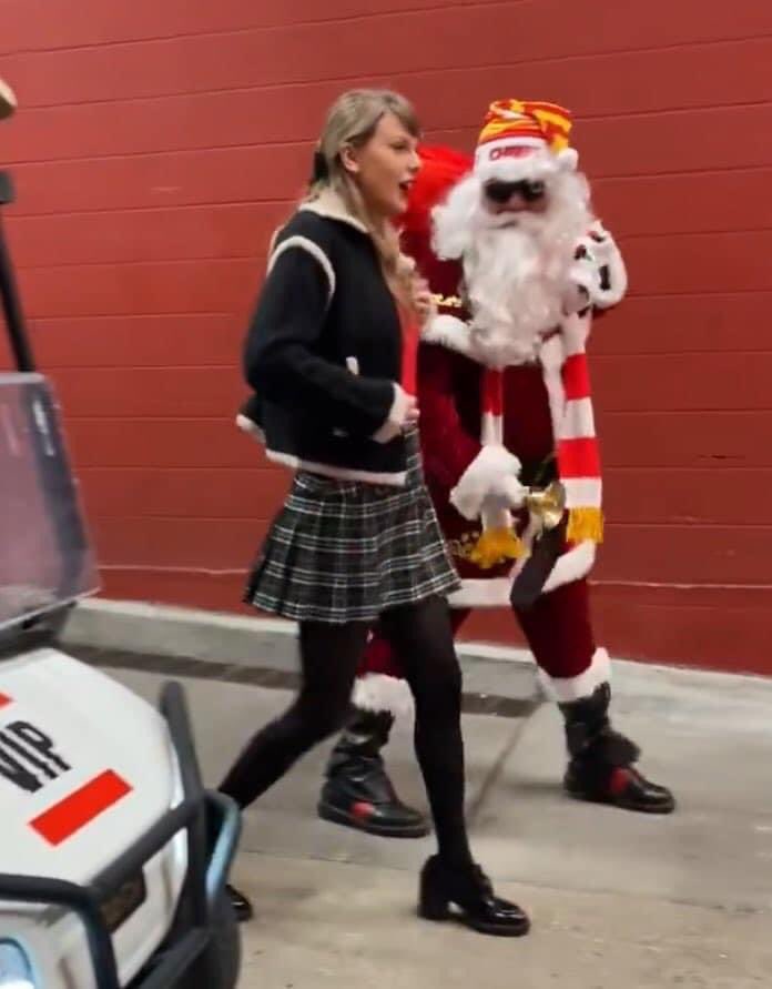 Grita_Radio's tweet image. Así llegó #tylorswift al juego de #chiefskansascity❤️💛