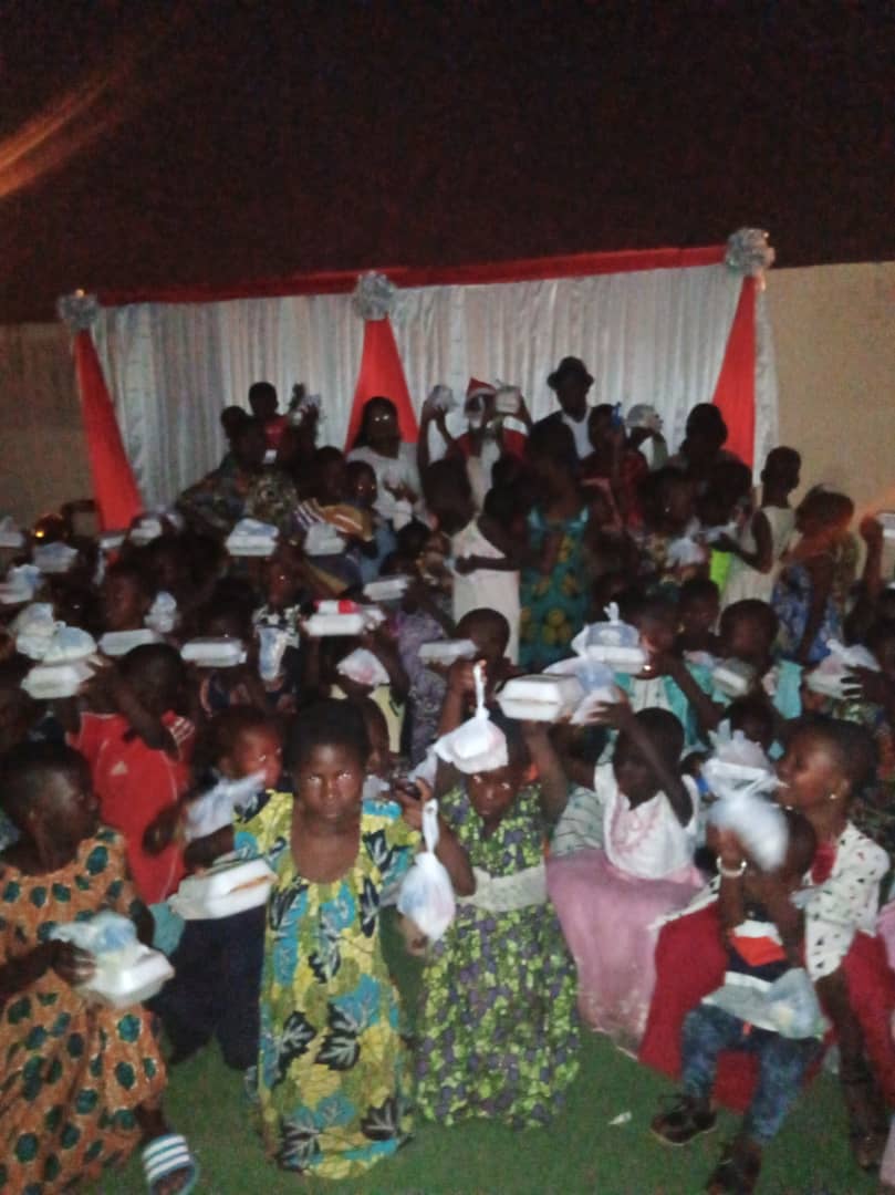 AtiotaTouni's tweet image. Nous avons fêté #Noël avec les enfants à l'hôtel #Defalé. Ils sont une #centaine à bénéficier d'un repas chaud et d'autres #kits festifs pour les donner du sourire. Nous remercions les parents, amis et toutes bonnes volontés qui se sont mobilisés pour cette noble cause. @fct228