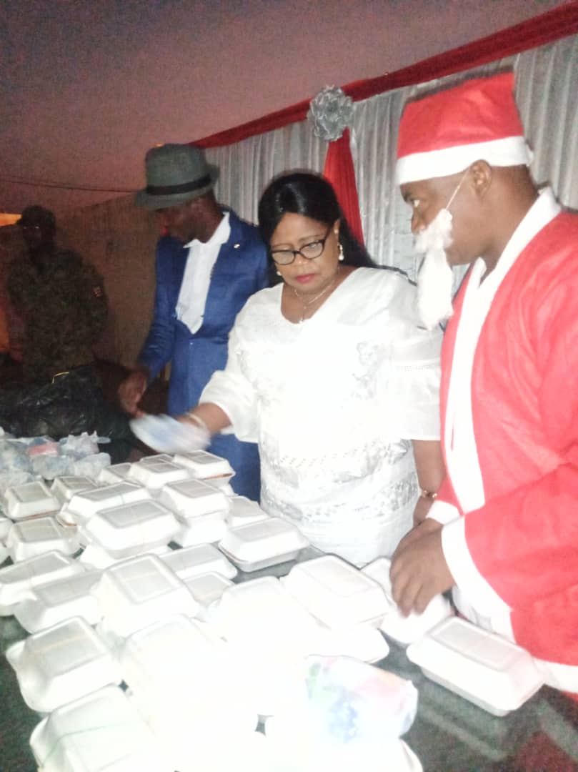 AtiotaTouni's tweet image. Nous avons fêté #Noël avec les enfants à l'hôtel #Defalé. Ils sont une #centaine à bénéficier d'un repas chaud et d'autres #kits festifs pour les donner du sourire. Nous remercions les parents, amis et toutes bonnes volontés qui se sont mobilisés pour cette noble cause. @fct228