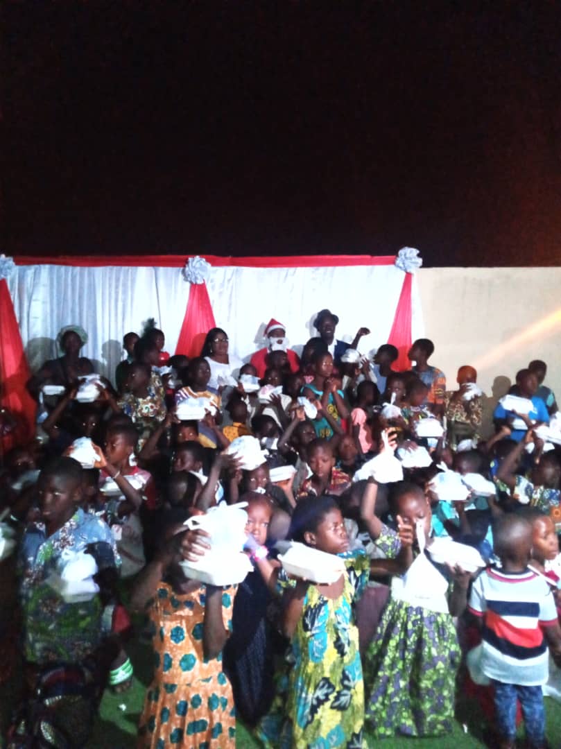 AtiotaTouni's tweet image. Nous avons fêté #Noël avec les enfants à l'hôtel #Defalé. Ils sont une #centaine à bénéficier d'un repas chaud et d'autres #kits festifs pour les donner du sourire. Nous remercions les parents, amis et toutes bonnes volontés qui se sont mobilisés pour cette noble cause. @fct228