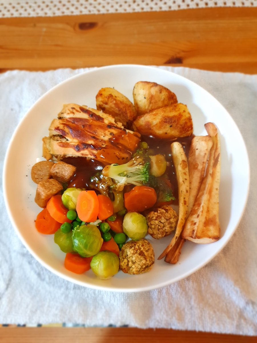 @VeganOlive1 @marksandspencer Nutroast Wellington here - bit of a vegan cliché but tasty 😋 and fabulous roasties cooked in avocado oil in the air fryer 😋 😋 😋