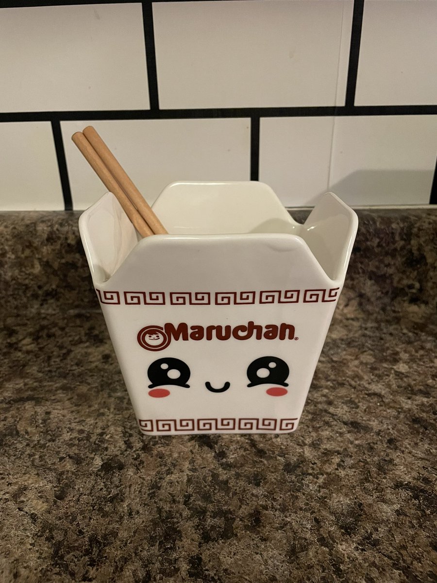 b0ritt's tweet image. The cutest garlic crusher and ramen bowl. 🧛🏻🍜
#gracula #kitchenthings