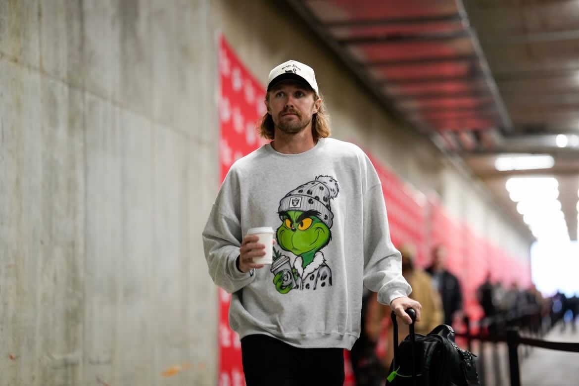 AJCole90's tweet photo. stole christmas ☠️

#ProBowlVote + @AJCole90 https://t.co/v9mTSYHgFj
