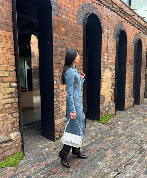yuki_eliot's tweet photo. Obsessed with this denim dress slay from Dua Lipa Get the look with these pieces #DuaLipaStyle https://t.co/F8pL9tY8rj
