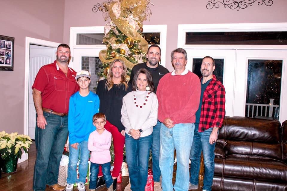 Jaybird1002's tweet photo. Merry Christmas from my family to yours! 🎄❤️ https://t.co/i6BT1omHWq