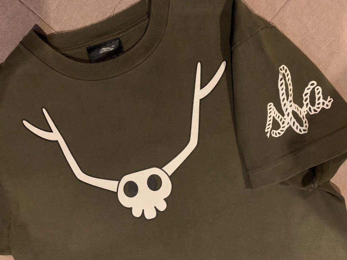 Hana_Chiki_Kuso's tweet image. 着すぎで変色・色褪せしてたお気に入りのTシャツ、どうしてもパジャマには出来なくて染めてみるーッ！「Love Kraft」（←Love KraftのツアーTなはず）聴いて歌いながらもーみもみもみ♪
変色のとこは色入りづらいみたいだけどいい感じ！まだまだ着ていいよね？

#superfurryanimals #petefowler #SFA