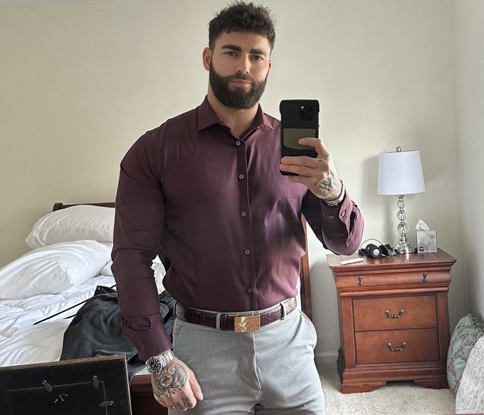 Sometimes I wear clothes 🙈  Watch me take them off 😈⬇️ https://t.co/ucs4bAGyBW https://t.co/WCsGXvxL