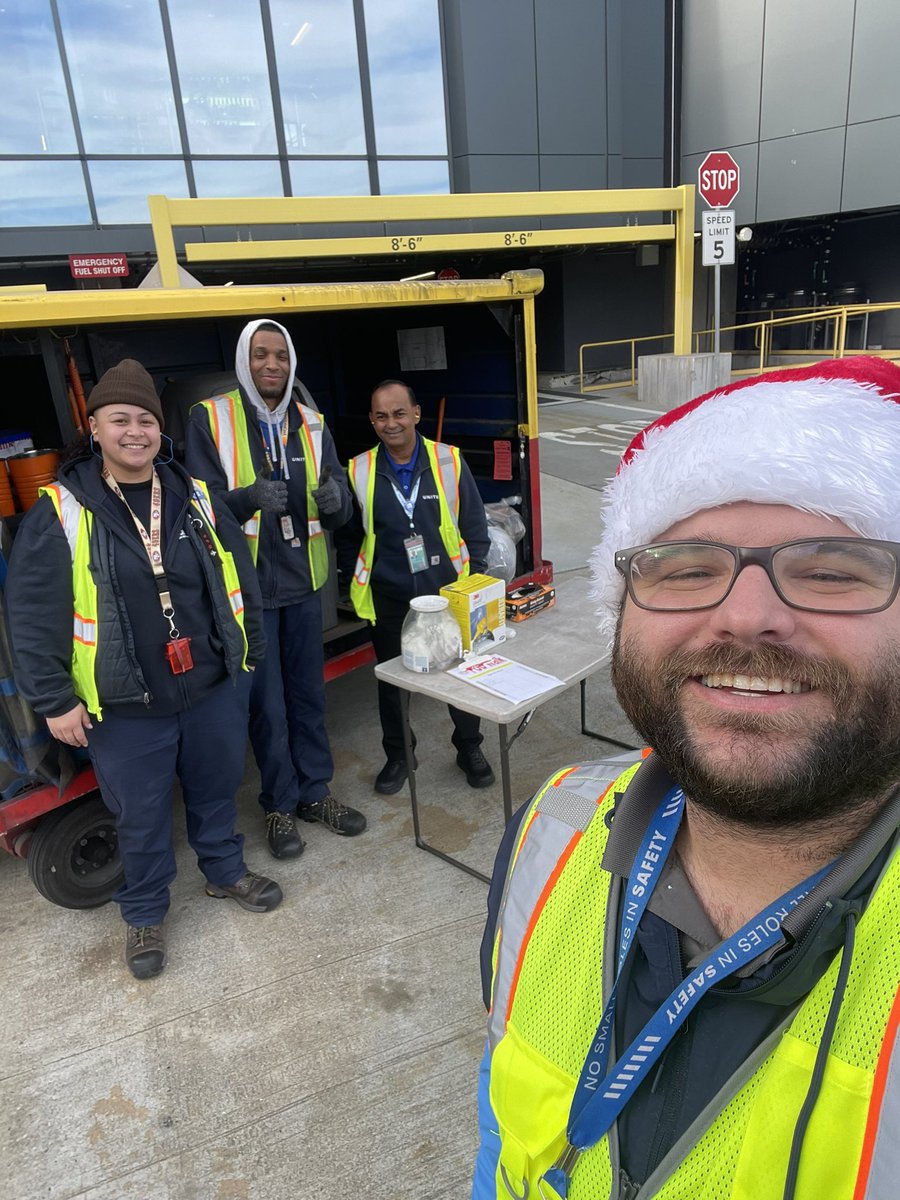 No better day for a FOD Walk than 12/25! Merry Christmas from SFO AO Safety! @AOSafetyUAL @Auggiie69 @DJKinzelman