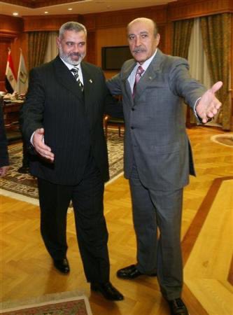 BelalElbukhary's tweet photo. عندما أَسَرَّها الجنرال عمر سليمان في نَفْسِه: "حماس.. لا باقية ولا تتمدّد!"

الأيام تعيد نفسها مع اختلاف بعض الرتوش.. قبل  أن تبدأ حربها على غزة نهاية عام 2008، تشاورت إسرائيل مع مصر والسلطة الفلسطينية بشأن تولي سيطرتهما على قطاع غزة بمجرد القضاء على (حماس).

حينها رفض الجانبين الطلب الإسرائيلي، إلا أنهما لم يقطعا كذلك الحوار مع إسرائيل طيلة الحرب.

تفاصيل هذه المشاورات كشفتها مجموعة من الوثائق السرية الصادرة عن السفارة الأمريكية، والتي سربتها "ويكليكس" عام 2010.

ذكرت الوثائق أن وزير المخابرات المصرية حينها اللواء "عمر سليمان" اعتبر أن الحلّ يكمن في إجبار حماس على الاختيار بين البقاء كحركة مقاومة أو الانضمام إلى العملية السياسية لأنه لا يمكن أن يكونا الاثنين. موضحة أنه أبلغ السفير الأميركي بأن حكومة مصر ستواصل الضغط على الحركة في مسار التوقف عن المقاومة المسلحة، لكنها ستحافظ على ما سماه مستوى اتصالات منخفض مع حماس.

على صعيد آخر، ذكرت الوثائق أيضًا أن وزيرة الخارجية الأميركية حينها "هيلاري كلينتون" أمرت دبلوماسييها بجمع معلومات عن قادة حماس من خلال برقية موجهة إلى سفارات واشنطن في مصر وإسرائيل وعمان ودمشق والرياض، وأن وزارة الخارجية الأمريكية طلبت من هؤلاء الدبلوماسيين جمع معلومات حول خطوط السفر الفعلية والمركبات التي يستعملها قادة حماس، بالإضافة لمعلومات مالية متعلقة بهم لكنها لم تحدد الهدف من ذلك.

ووفقًا لنفس الوثائق، قال "عمر سليمان" إن مصر تريد عزل حماس ووقف هجمات صواريخ القسام، مشيرا إلى أنه "عندما تتوقف هذه الهجمات فإن الحكومة المصرية ستطالب إسرائيل أن تردّ على التهدئة بالتهدئة".

وبعيدًا عن التسريبات؛ قبل انتهاء الحرب قامت وزيرة الخارجية الإسرائيلية حينها "تسيبي ليفني"، بزيارة للقاهرة يوم 26 ديسمبر 2008 وعقدت مؤتمرا صحافيا مع نظيرها المصري أحمد أبو الغيط وقالت في المؤتمر: «إن إسرائيل لن تسمح بعد الآن باستمرار سيطرة حماس على غزة، وإن إسرائيل ستسعى إلى تغيير ال��ضع في القطاع، كفى يعني كفى، والوضع سيتغير».

وقالت صحيفة «معاريف» حينها إن اللواء عمر سليمان أبلغ جلعاد «أن إسرائيل محقة في أي خطوة تتخذها ضد حماس».

انتهت الحرب في يناير 2009، وتوفي اللواء عمر سليمان عام 2012، واستمر نضال المقاومة في حروب 2012 و 2014 و 2021 و 2022 إلى الطوفان الذي هدر أسطورة الجيش الإسرائيلي الذي لا يقهر في 7 أكتوبر 2023.

ويبدو أن "المقاومة" لا تزال وستظل باقية وتتمدد.