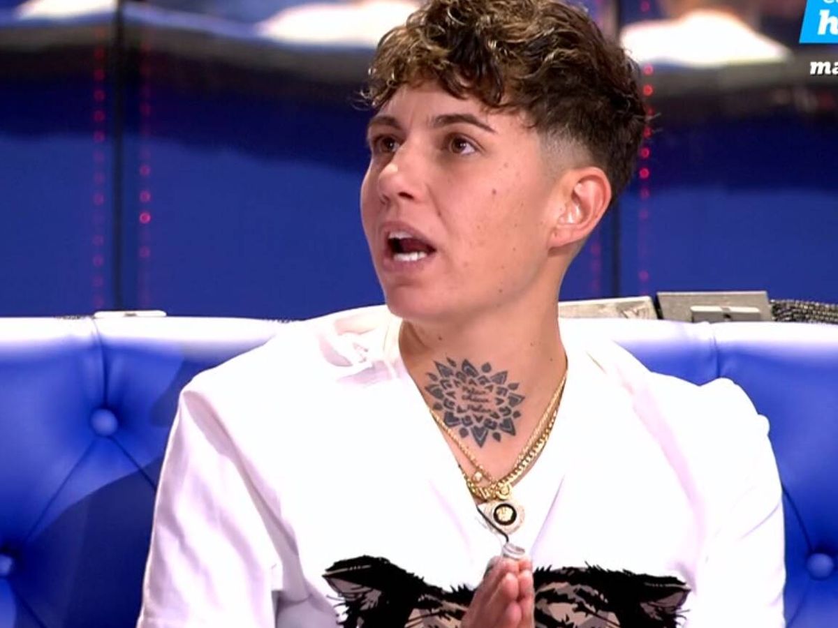 LAREVUELO53's tweet image. #GHVIP25D Joder parece la viuda de España la niña, por tres días Si sobre todo para no sancionar la violencia verbal de un concursante, metido con calzador por el GH y por el que han expulsado al ganador. Un aplauso a la presentadora cue . @alba_llori