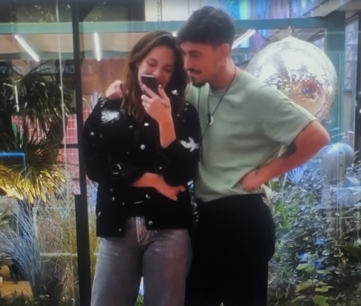 LAREVUELO53's tweet image. #GHVIP25D Cuando las almas se tienen que encontrar, el destino acerca los mundos, borra la distancia, une los caminos y desafía a lo imposible. Luis y Jessi  Lo que es, ES #JESSINGO #JESSINGO25D