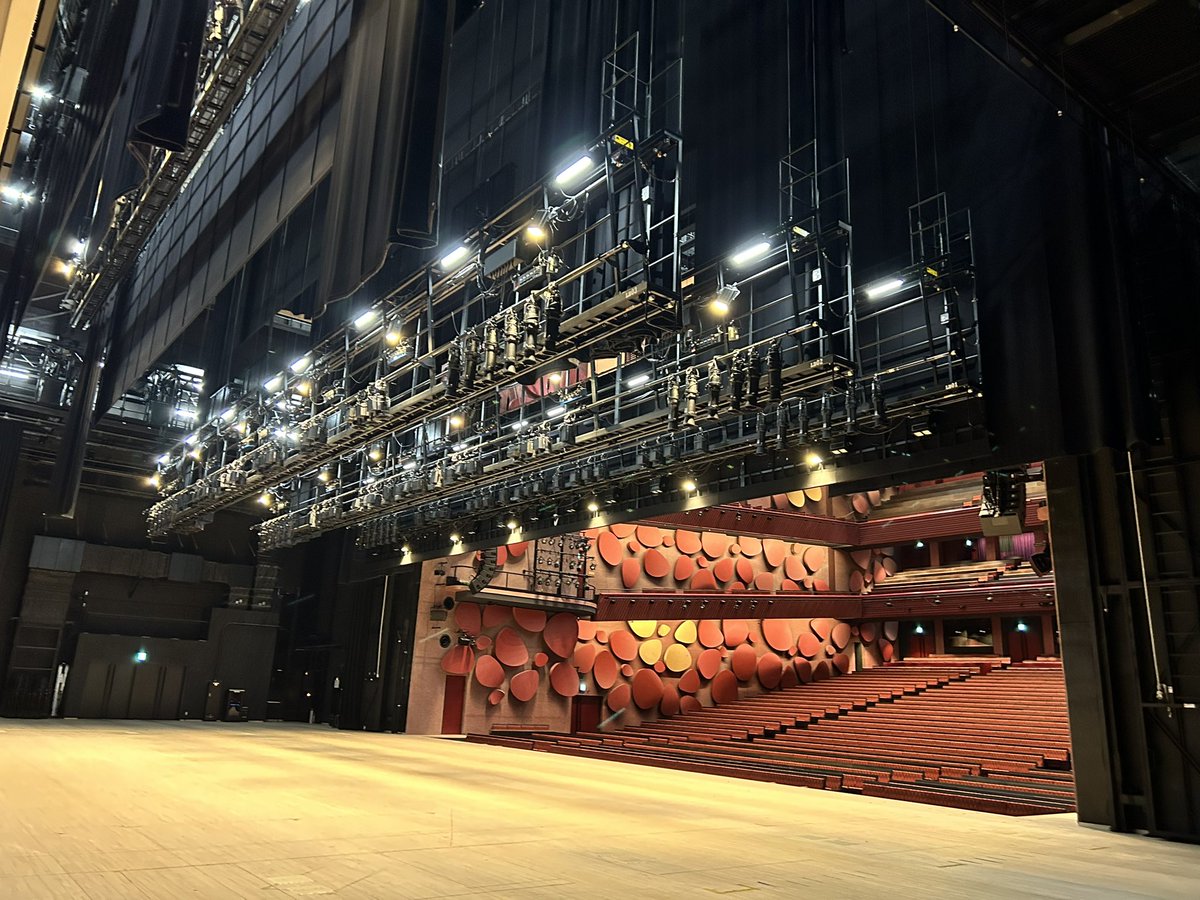 久しぶりの投稿です。
来年予定のグロービスホール(水戸市民会館)でのイベントの為現調。照明屋にとっての新機能が数々と有り感動でした。