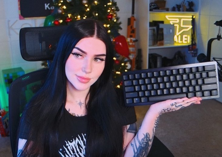 KaleiRenay's tweet image. IM LIVE on twitch rn!!

 @Razer &amp;amp; I are doing the ultimate holiday giveaway bundle!!  

EACH bundle is included with

Razer Moray IEM
Razer Seiren V2 Pro
Razer Kiyo Pro
Razer Cobra Pro
Razer BlackWidow V4 75%

To enter, follow me &amp;amp; @Razer, RT, &amp;amp; reply with #RazerHolidayGiveaway