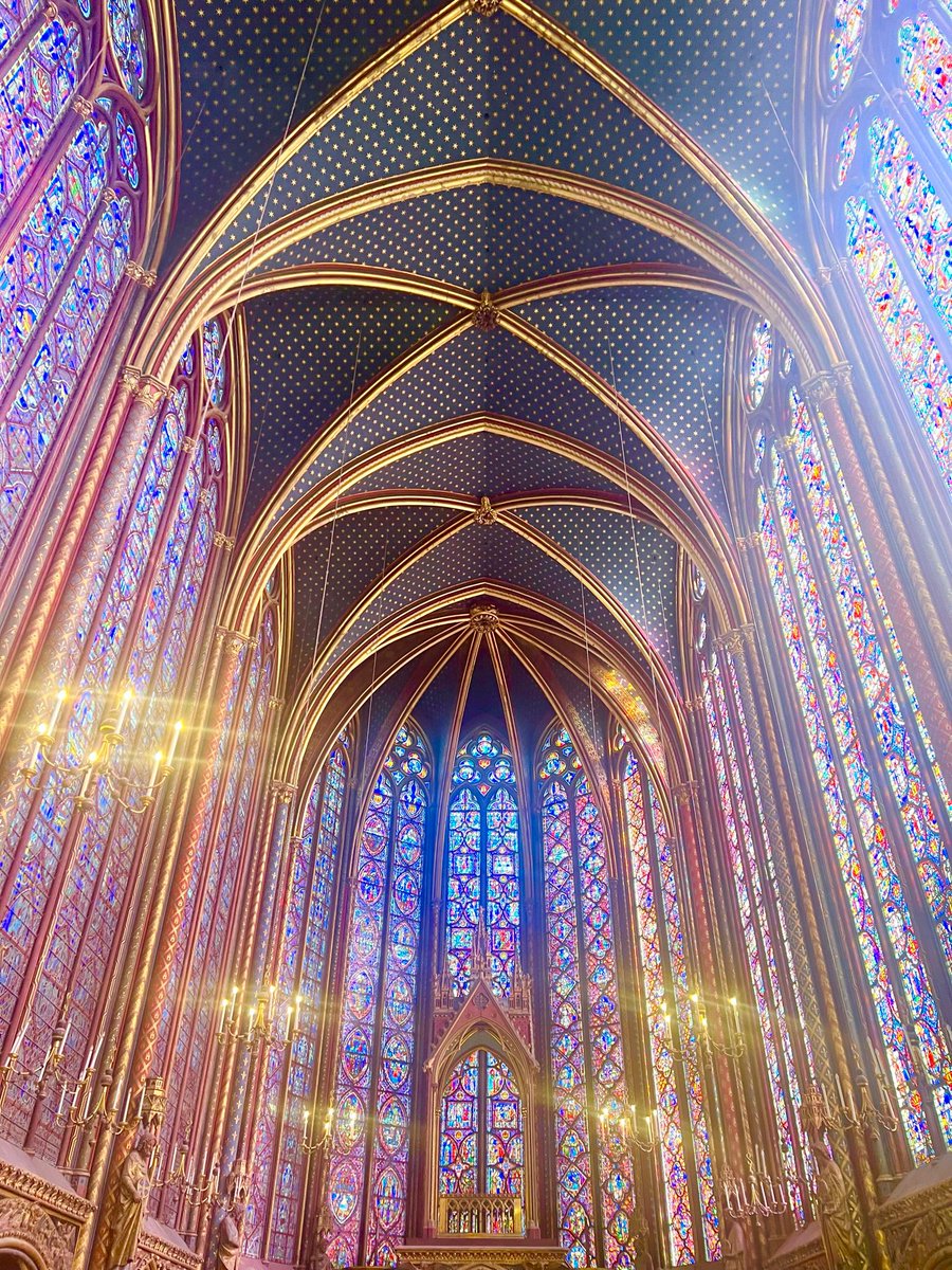 albertoangela's tweet photo. Visitando la Sainte-Chapelle si ha la sensazione di essere dentro ad una sorta di grande nave di vetro, immersi in un’opera unica, un’opera straordinaria.
#StanotteaParigi https://t.co/VhwfsBTeun
