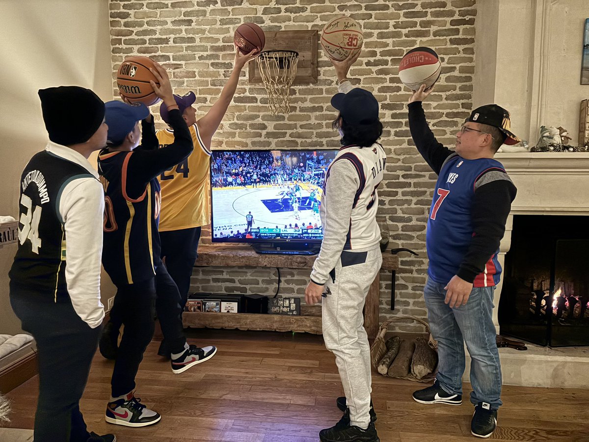 #NBAEXTRA petite photo de famille! Comme tous les ans devant le Xmas day, et surtout devant <a href="/beinsports_FR/">beIN SPORTS</a> !
Maillot vintage de Diaw, Curry, Bryant et surtout un maillot dedicacé par Killian Hayes ☺️☺️☺️