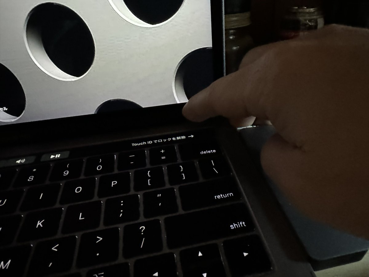 ken1waka's tweet image. Early2015MacBookPro13からmid2017MacBookPro13Touch Barにして、今まで毎回ロック解除にパスワード打ち込んでたけど、Touch IDでほんと楽チン。
ラジャ！

#Apple #MacBookPro #TouchID #touchBar