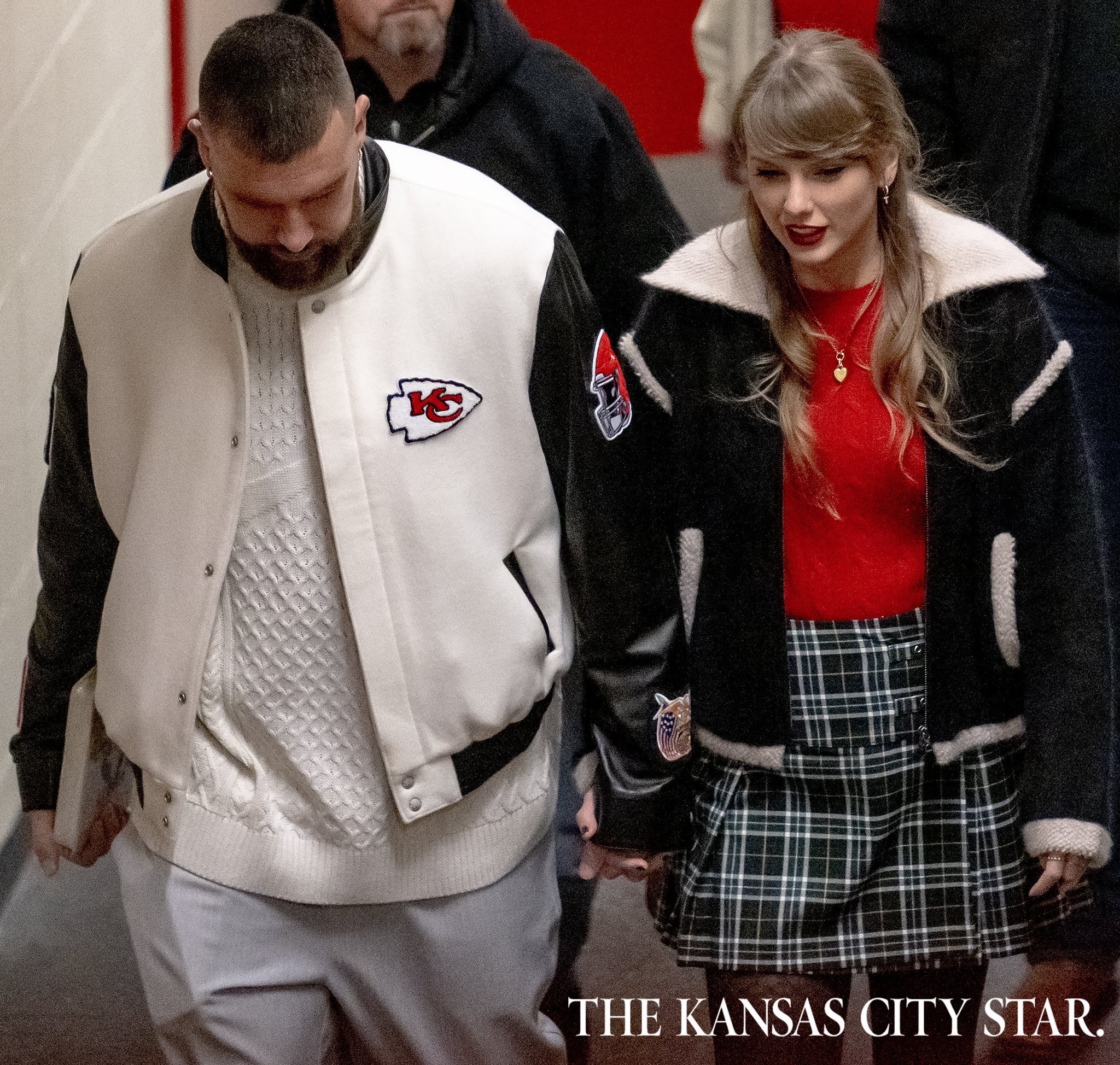 Taylor Swift Updates 🤍 on X: "📸 | Taylor Swift and Travis Kelce after the game today! https://t.co/9AeiezZjVv" / X
