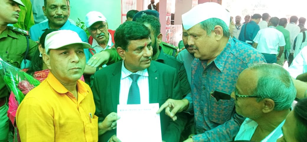 sprashantborkar's tweet photo. @Central_Railway @BhusavalDivn बुऱ्हानपूर टेशन ��र महाराष्ट्र के रेल यात्री समस्या के बारे मेGm जी  सेबातचीत करते वक्त प्रवासी नेता प्रशांत बोरकर . पूना गाडी सुरू करे कटनी मेमो ट्रेनपॅसेंजर सुबह चलाई जा https://t.co/MddBUH8ToA