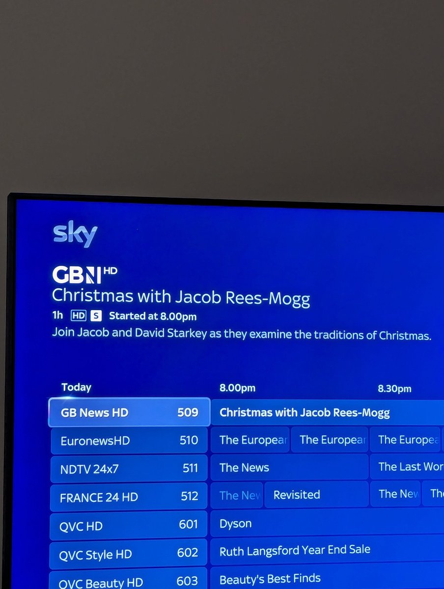 myclwd's tweet photo. Tried watching that #MogsChristmas that everyone was banging on about. Couldn't see the appeal myself. https://t.co/0VJFaQzAgg