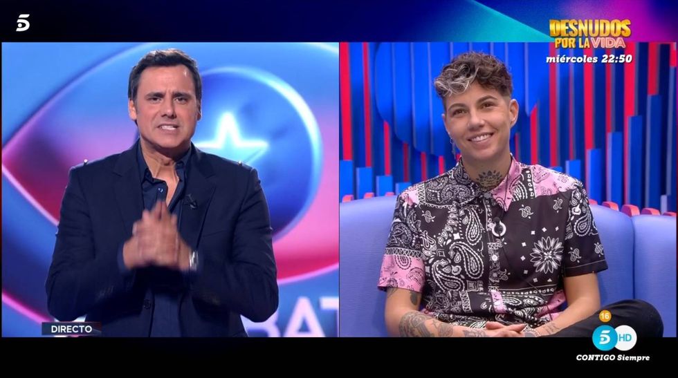 LAREVUELO53's tweet image. #GHVIP25D @togale73 3nov Hacer leña del árbol caído y avivar el insulto en plato te gusta Tú hermana también jugó y le ha venido bien que él sea corto. Tú hermana entró con pareja de 10 años también se la podría increpar No creo que lo viera igual. Alba él me la suda. @alba_llori