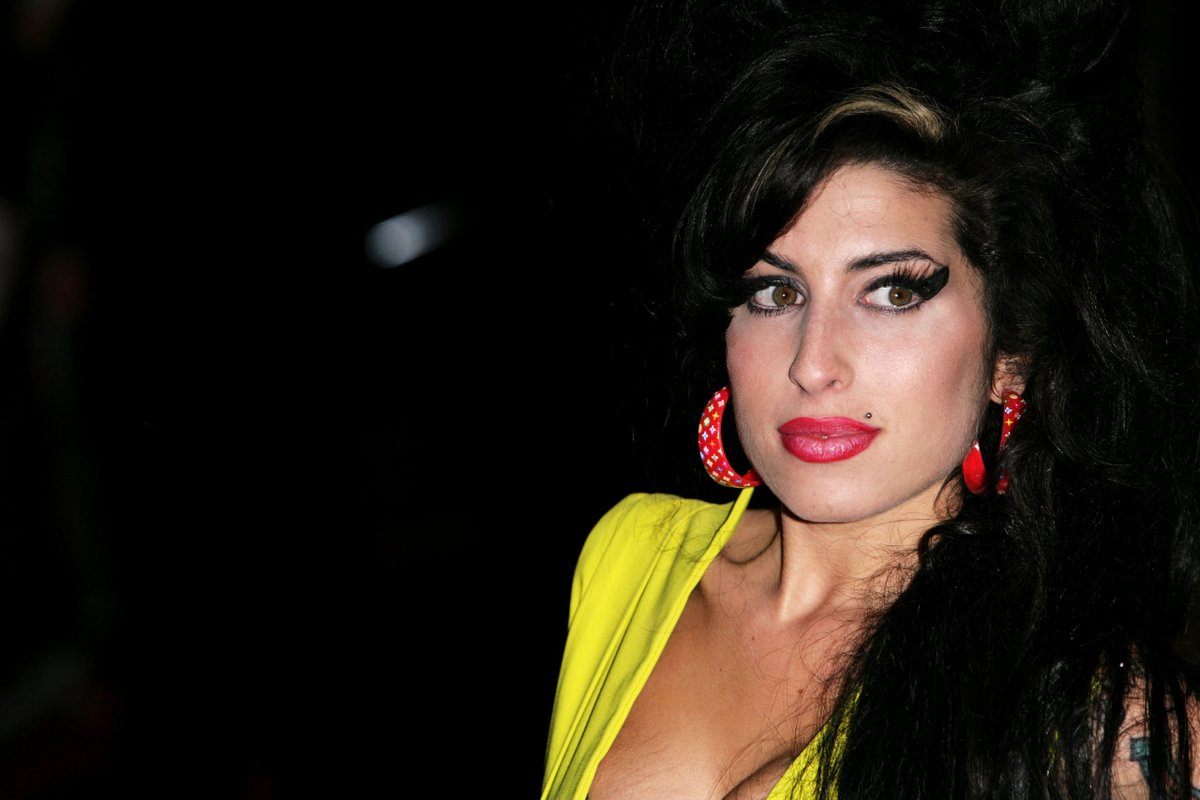 Amy Winehouse’s Father Files A Lawsuit Against Her Former Friends For Allegedly Selling Her Personal Belongings In An Auction dlvr.it/T0bT9X