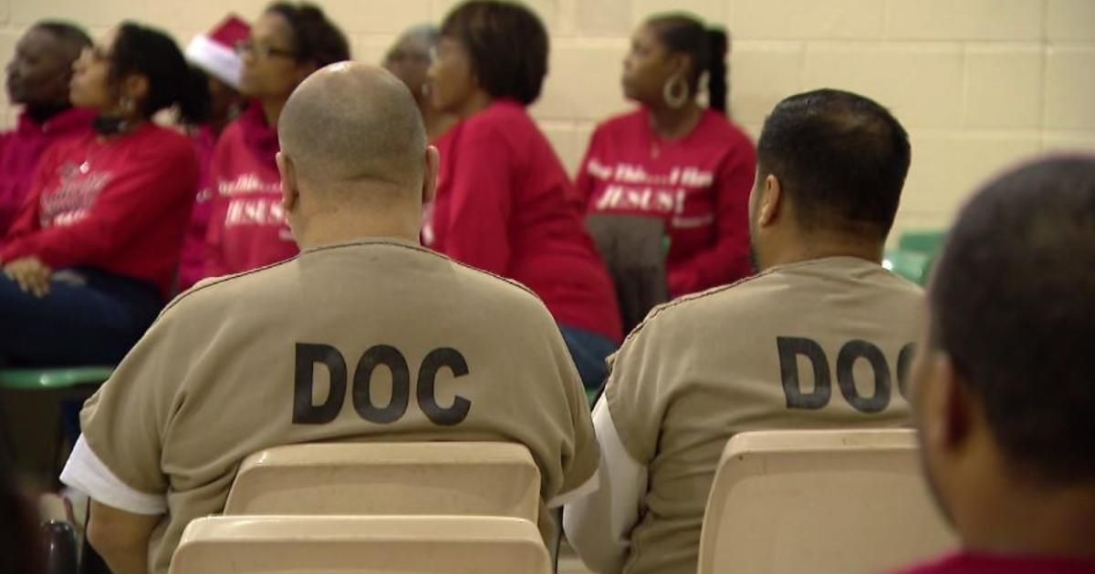 Pastors visit Cook County Jail for Christmas, post bond for two inmates cbsnews.com/chicago/news/r…