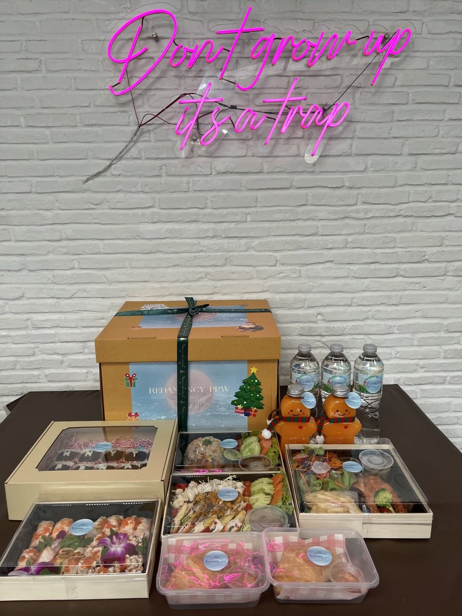 ppnaravit_home's tweet photo. Food Support #WeAreSeries Q11

𝑴𝒆𝒓𝒓𝒚 𝑿'𝒎𝒂𝒔 &amp; 𝑯𝒂𝒑𝒑𝒚 𝑵𝒆𝒘 𝒚𝒆𝒂𝒓 🎄🎉

ซานต้า🎅 มาส่ง food support ให้คนเก่งค้าบ @ppnaravit  ฝากคุณหนูภูมิ ชวนพีมกับเพื่อนๆ และพี่ๆ ทีมงานมาฉลอง วันคริสต์มาสและวันขึ้นปีใหม่ด้วยน้า 💓

Special Thank 🙏 : @redamancy_ppw

#ppnaravit https://t.co/33gFOkmgjs