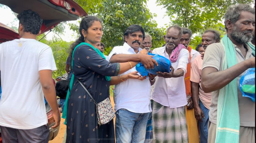 Bava_DKV's tweet photo. தூத்துக்குடி மாவட்டம் திருவைகுண்டம் தாலுகா ஆதிநாதபுரம் நட்டாத்தி, ஆழ்வார் திருநகரி, சமத்துவபுரம் ஆகிய கிராமங்களில் எங்கள் குடும்பம் சார்பாக இரண்டாவது நாளாக   நிவாரண பொருட்கள் கொடுக்கப்பட்டது.

#Floods_relief
#second_day https://t.co/9xjIoNK3Ut