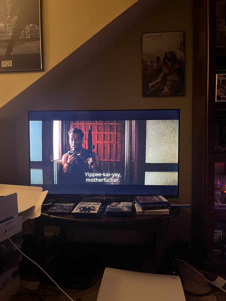 superkid801's tweet photo. Ok of my #Christmas specials I watched, I watched 

#Die_Hard 
#JusticeLeague Comfort and Joy
#DoctorWho The Church on Ruby Road, The Time of the Doctor, and all of #PeterCapaldi specials 
#Hawkeye tv series https://t.co/DjPfasHmId