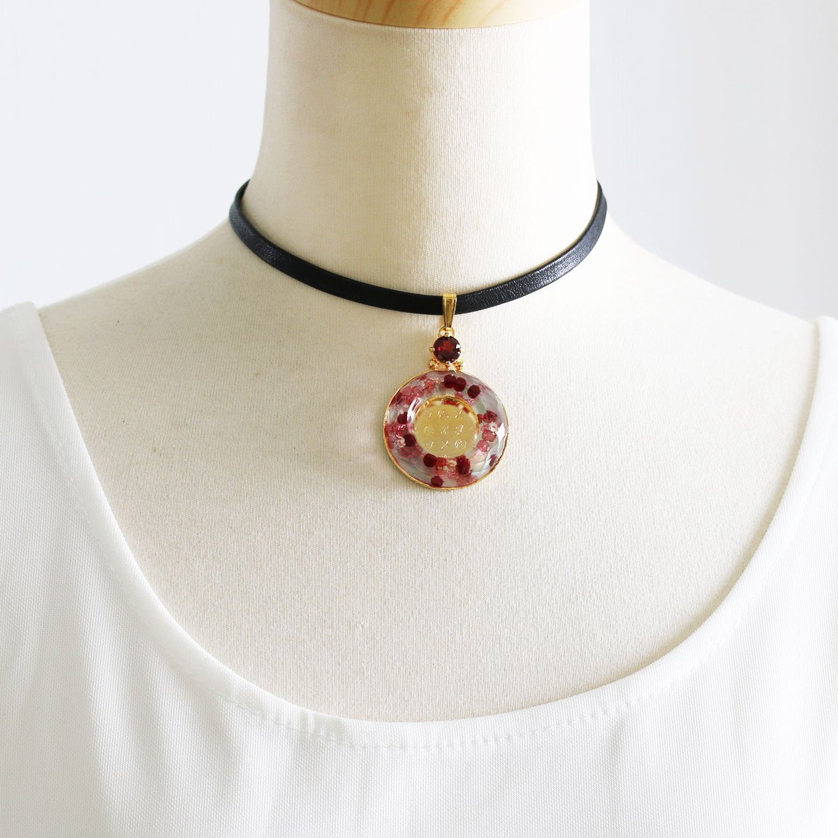 TAMARUSAN_en's tweet photo. 🍩✨ Sale Alert ✨🍩 Right now, you can get a stylish choker featuring a resin donut-shaped charm and leather cord at a special price! With its simple yet distinctive design, it's perfect for adding a touch of fashion to your 🌈💖 #ChokerSale #ResinCharm #FashionAccessories https://t.co/fLo8yl6kuc