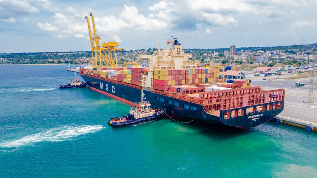 Maior Navio Porta-Contentores atracou no Porto de Nacala

arquivo.aplop.org/sartigo/index.…