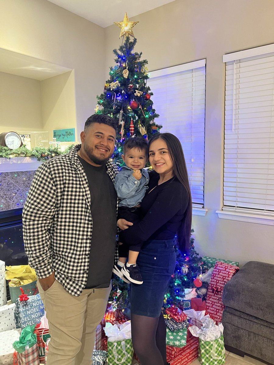 valval98's tweet photo. Another round of Salinas Christmas photos over the years. 🎄✨ https://t.co/hUokmYANqp