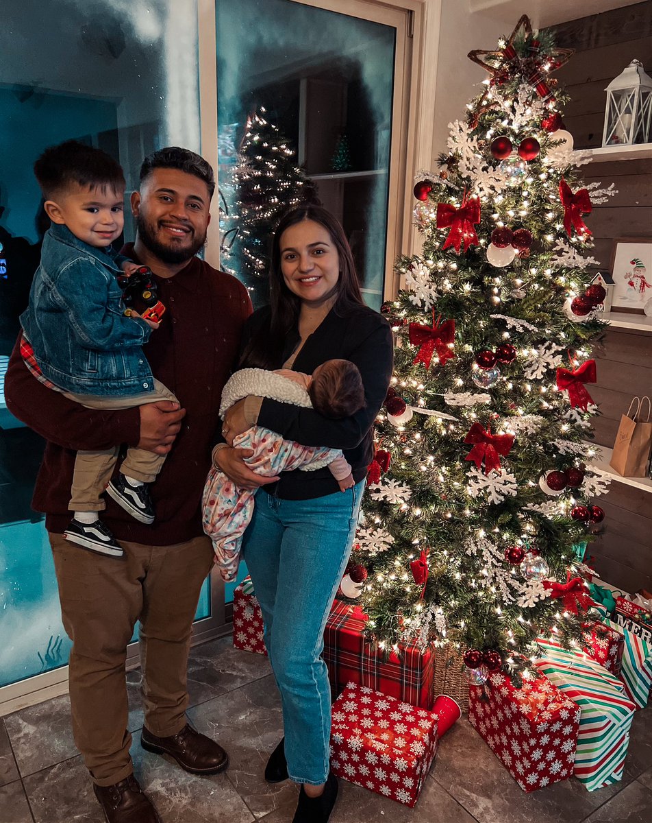 valval98's tweet photo. Another round of Salinas Christmas photos over the years. 🎄✨ https://t.co/hUokmYANqp