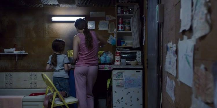 Moviepatti's tweet photo. 𝗠𝘂𝘀𝘁-𝘄𝗮𝘁𝗰𝗵 𝗔𝗯𝗱𝘂𝗰𝘁𝗶𝗼𝗻 𝗧𝗵𝗿𝗶𝗹𝗹𝗲𝗿📽️

#Room (2015)
8.1⭐
Prime🎁

Plot: ஒரு 5 வயசு பையனயும் அவனோட அம்மாவையும் ஒரு தனிமையான இடத்துல அடைச்சு வைக்கிறாங்க யாரோ.. அங்க இருந்து தப்பிச்சாங்களா இல்லையா அப்டிங்கிறது தான் கதை 👌🏻

𝗟𝗶𝗻𝗸 𝗶𝗻 𝗕𝗶𝗼💡

@Nandhan_Talkz
@Ajay__VJ
@Apallava
@innocent_boy_sk
@pandi_twits
@StevenJD07
@TalkiesFriday
@tamilhollywood2
@FareethS
@raghul30111994
@geejeyz
@Just__Cinema
@Velubani
@mohamedyazerm
@vanhelsing1313
@dineshDj_
@_aishabello
@VechuSenjing
@MurderMysteryMo
@monkey_cinema
@peru_vaikkala
@Badboy_ap