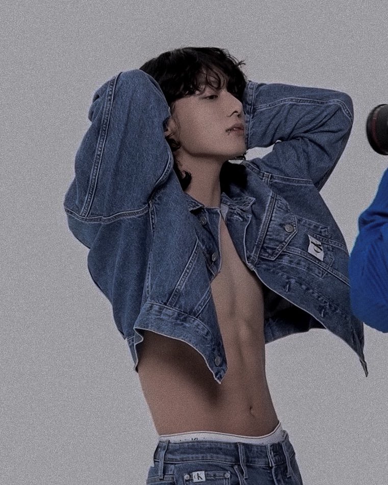 JeonEsHi97's tweet photo. THIS JUNGKOOK?!?!???? https://t.co/EPlZ2sQ3Fh